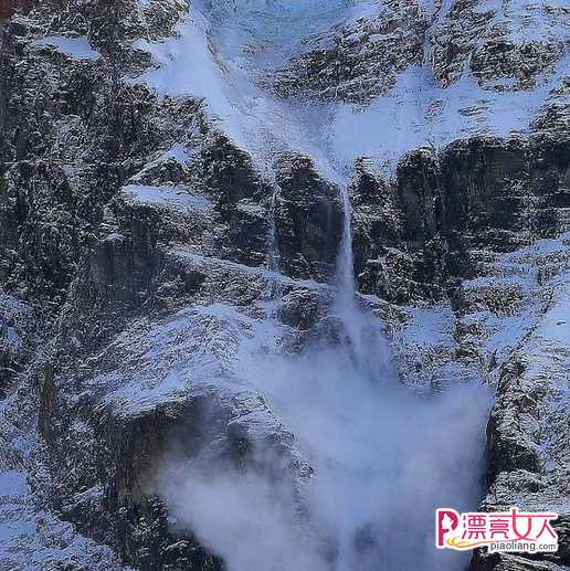  中国稻城亚丁景区仙乃日山发生雪崩,场面十分震撼!