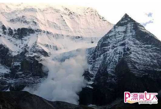  中国稻城亚丁景区仙乃日山发生雪崩,场面十分震撼!