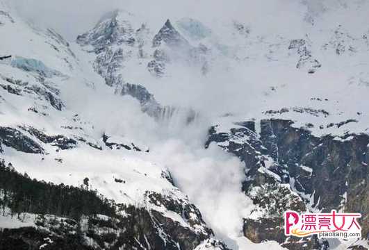  中国稻城亚丁景区仙乃日山发生雪崩,场面十分震撼!